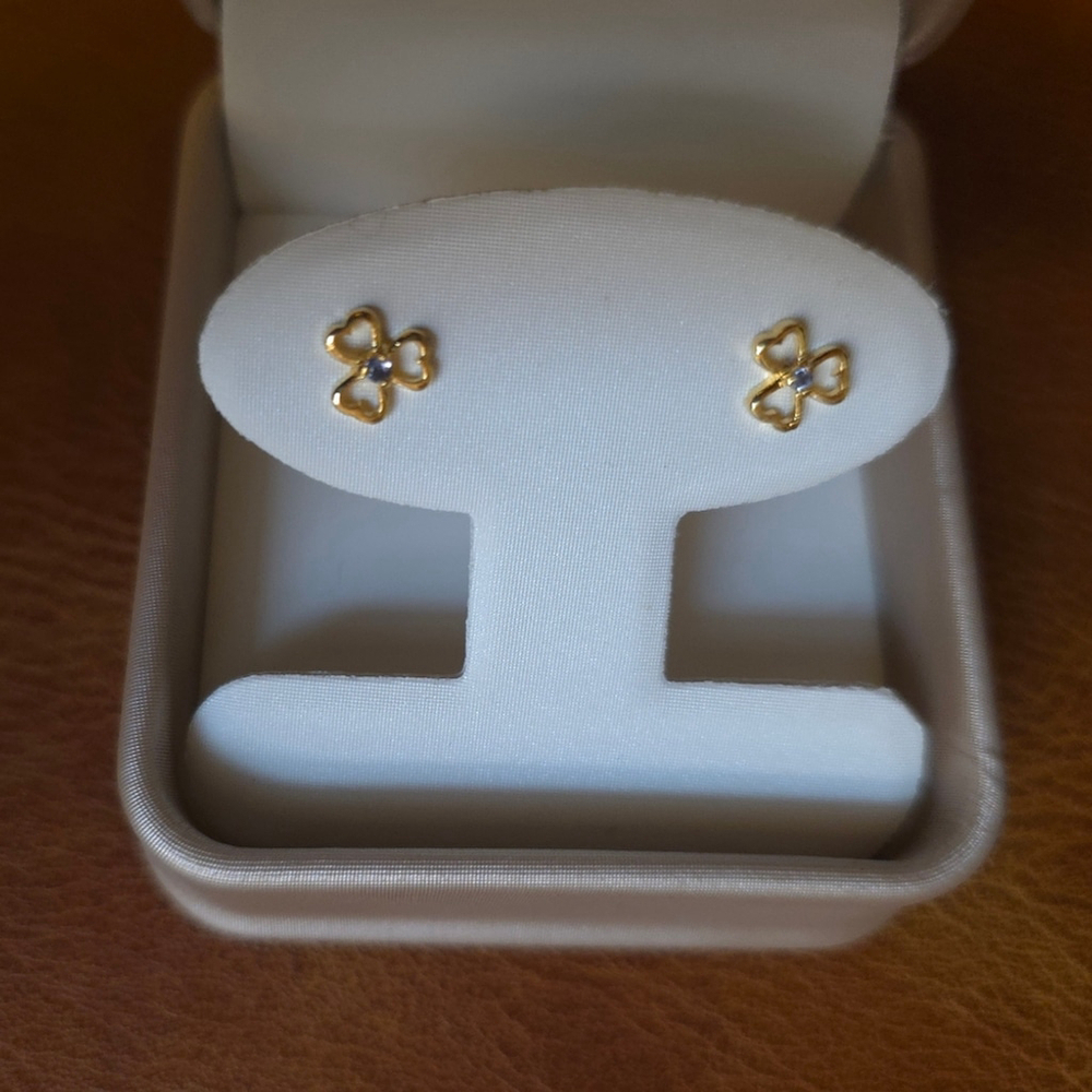 Gold Clover Stud Earrings - Picture 3 of 3